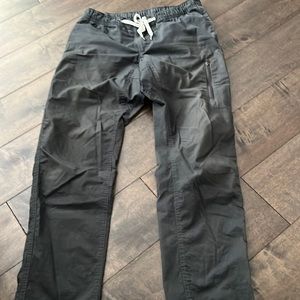Vuori size m. Rip stock pant used